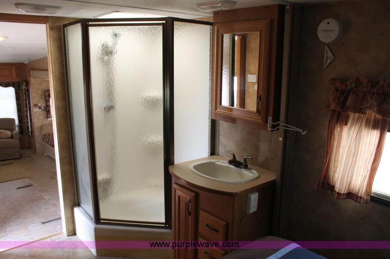 image for item L6539 2007 Laredo camper