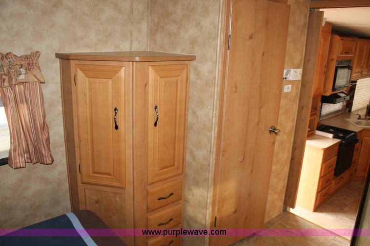 image for item L6539 2007 Laredo camper