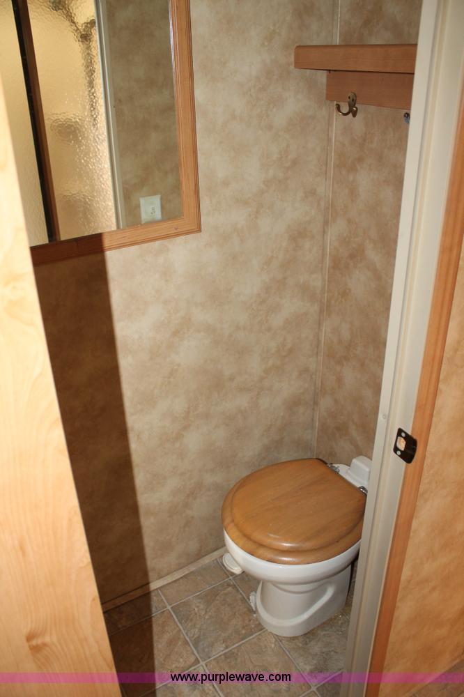 image for item L6539 2007 Laredo camper