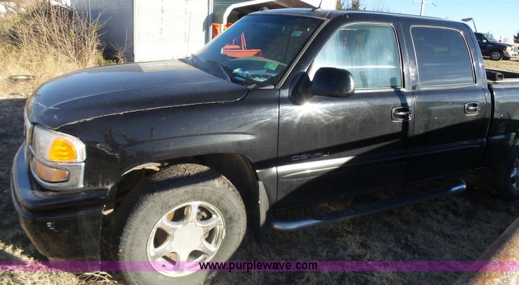 image for item L7298 2005 GMC Sierra 1500 Denali Crew Cab pickup truck
