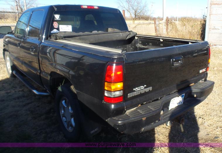 image for item L7298 2005 GMC Sierra 1500 Denali Crew Cab pickup truck