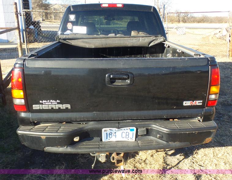 image for item L7298 2005 GMC Sierra 1500 Denali Crew Cab pickup truck