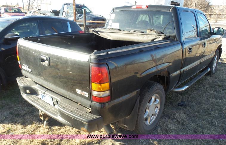 image for item L7298 2005 GMC Sierra 1500 Denali Crew Cab pickup truck