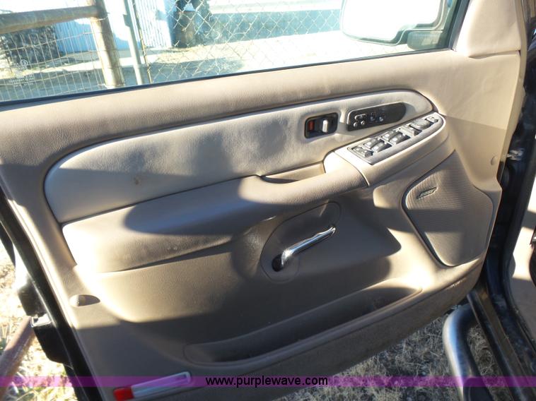 image for item L7298 2005 GMC Sierra 1500 Denali Crew Cab pickup truck