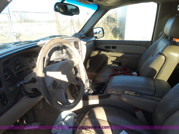 image for item L7298 2005 GMC Sierra 1500 Denali Crew Cab pickup truck