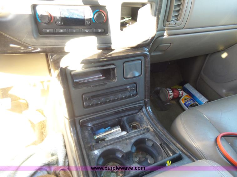 image for item L7298 2005 GMC Sierra 1500 Denali Crew Cab pickup truck