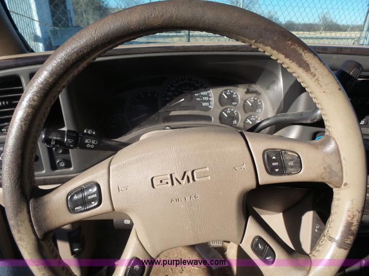 image for item L7298 2005 GMC Sierra 1500 Denali Crew Cab pickup truck