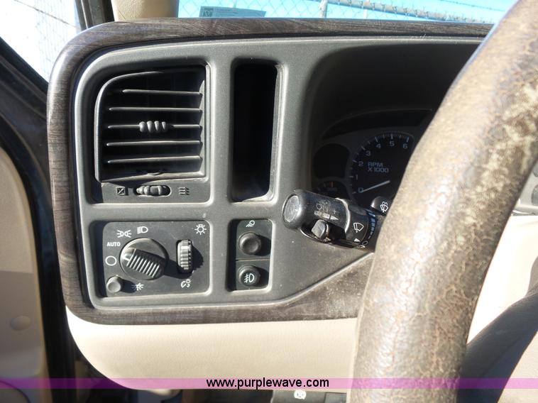 image for item L7298 2005 GMC Sierra 1500 Denali Crew Cab pickup truck