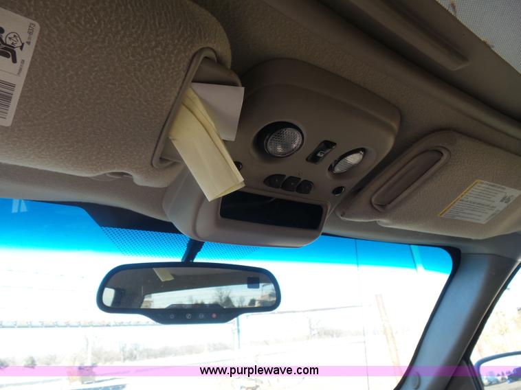 image for item L7298 2005 GMC Sierra 1500 Denali Crew Cab pickup truck