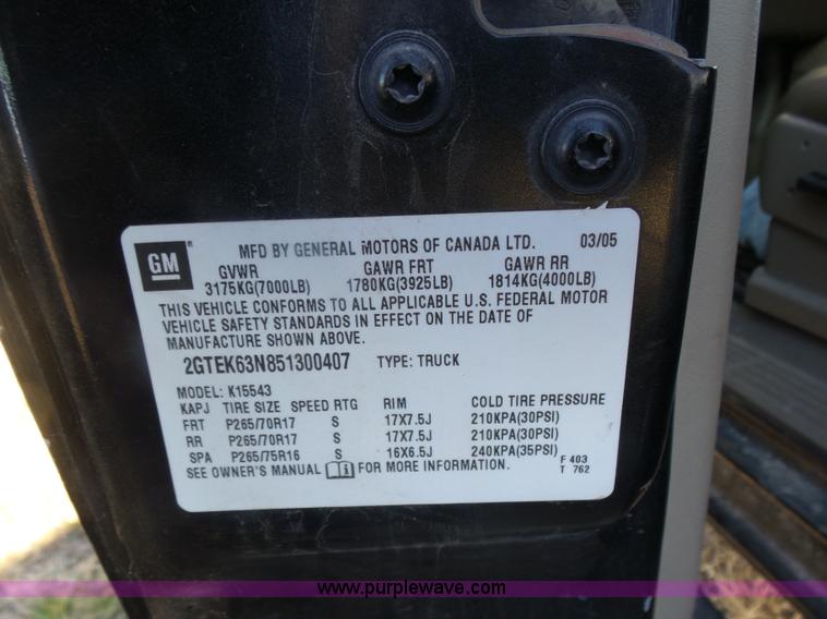 image for item L7298 2005 GMC Sierra 1500 Denali Crew Cab pickup truck