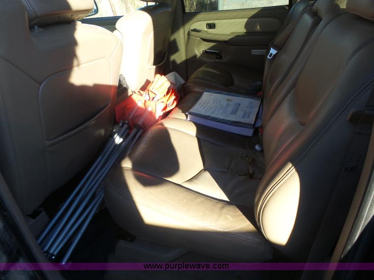 image for item L7298 2005 GMC Sierra 1500 Denali Crew Cab pickup truck