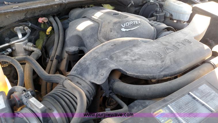 image for item L7298 2005 GMC Sierra 1500 Denali Crew Cab pickup truck