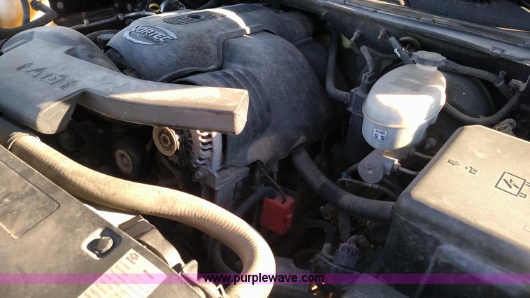 image for item L7298 2005 GMC Sierra 1500 Denali Crew Cab pickup truck