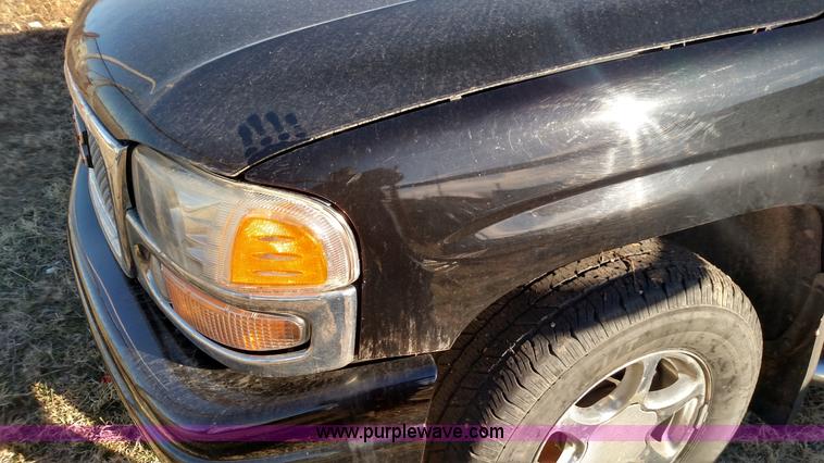 image for item L7298 2005 GMC Sierra 1500 Denali Crew Cab pickup truck