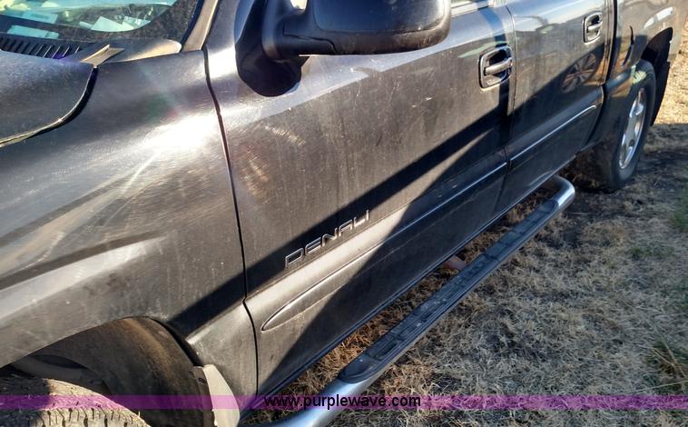image for item L7298 2005 GMC Sierra 1500 Denali Crew Cab pickup truck