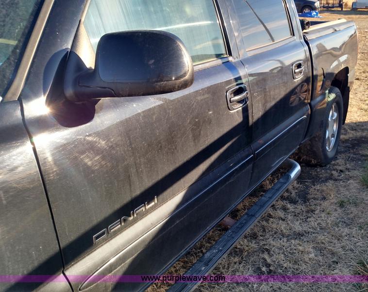 image for item L7298 2005 GMC Sierra 1500 Denali Crew Cab pickup truck