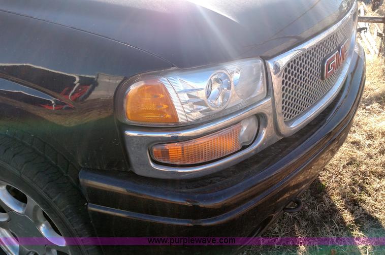 image for item L7298 2005 GMC Sierra 1500 Denali Crew Cab pickup truck