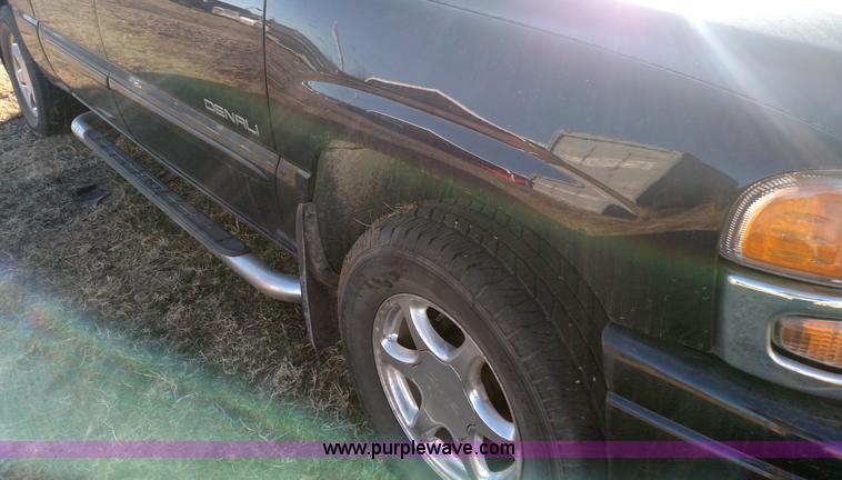 image for item L7298 2005 GMC Sierra 1500 Denali Crew Cab pickup truck