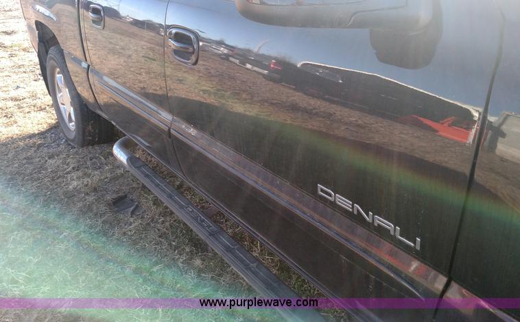 image for item L7298 2005 GMC Sierra 1500 Denali Crew Cab pickup truck