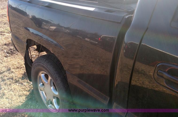 image for item L7298 2005 GMC Sierra 1500 Denali Crew Cab pickup truck