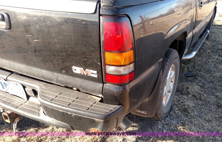 image for item L7298 2005 GMC Sierra 1500 Denali Crew Cab pickup truck