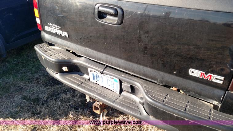 image for item L7298 2005 GMC Sierra 1500 Denali Crew Cab pickup truck