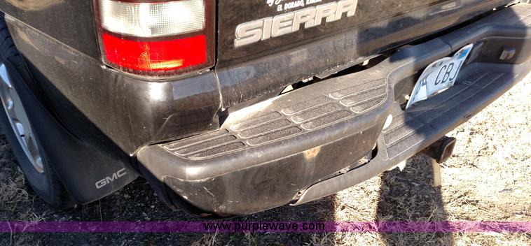 image for item L7298 2005 GMC Sierra 1500 Denali Crew Cab pickup truck