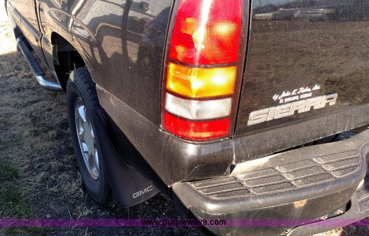 image for item L7298 2005 GMC Sierra 1500 Denali Crew Cab pickup truck