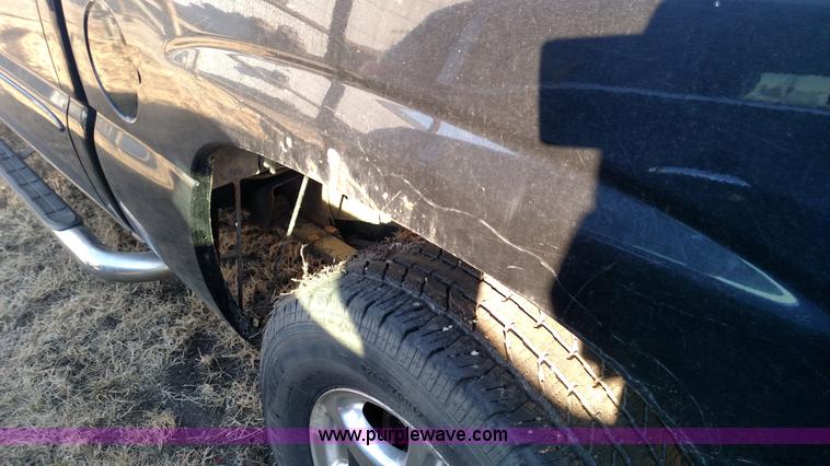 image for item L7298 2005 GMC Sierra 1500 Denali Crew Cab pickup truck