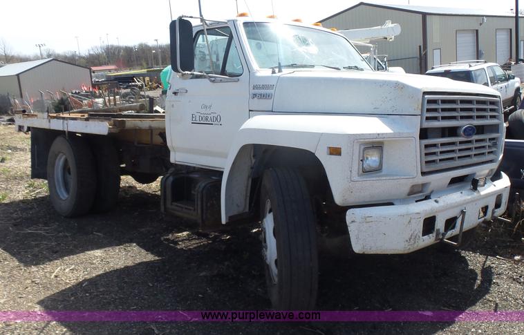image for item L7348 1990 Ford F600 flatbed truck