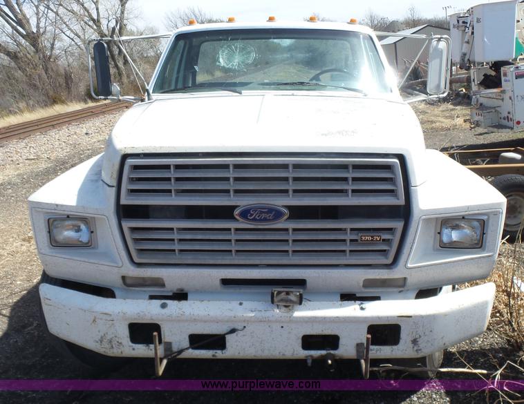 image for item L7348 1990 Ford F600 flatbed truck