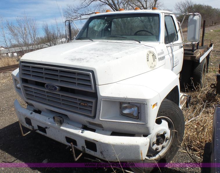 image for item L7348 1990 Ford F600 flatbed truck