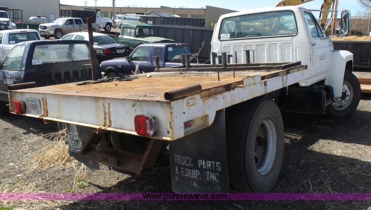 image for item L7348 1990 Ford F600 flatbed truck