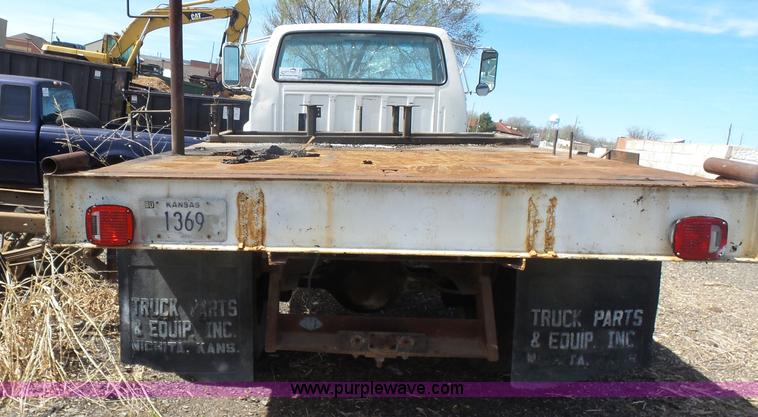 image for item L7348 1990 Ford F600 flatbed truck