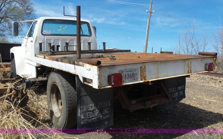 image for item L7348 1990 Ford F600 flatbed truck