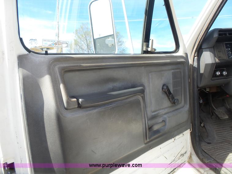 image for item L7348 1990 Ford F600 flatbed truck