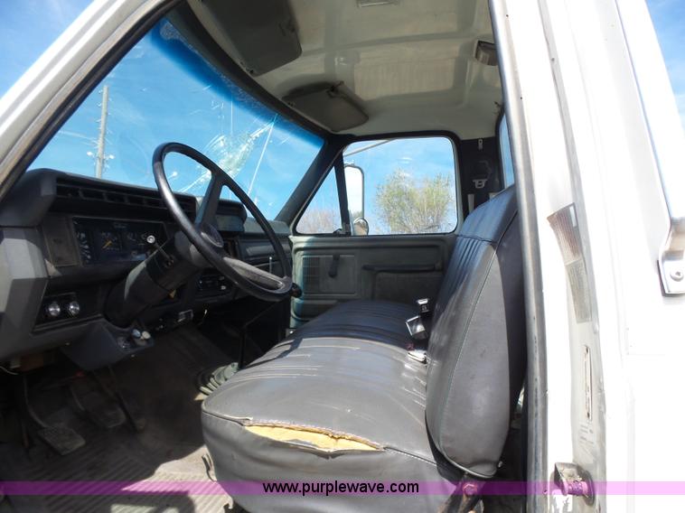 image for item L7348 1990 Ford F600 flatbed truck