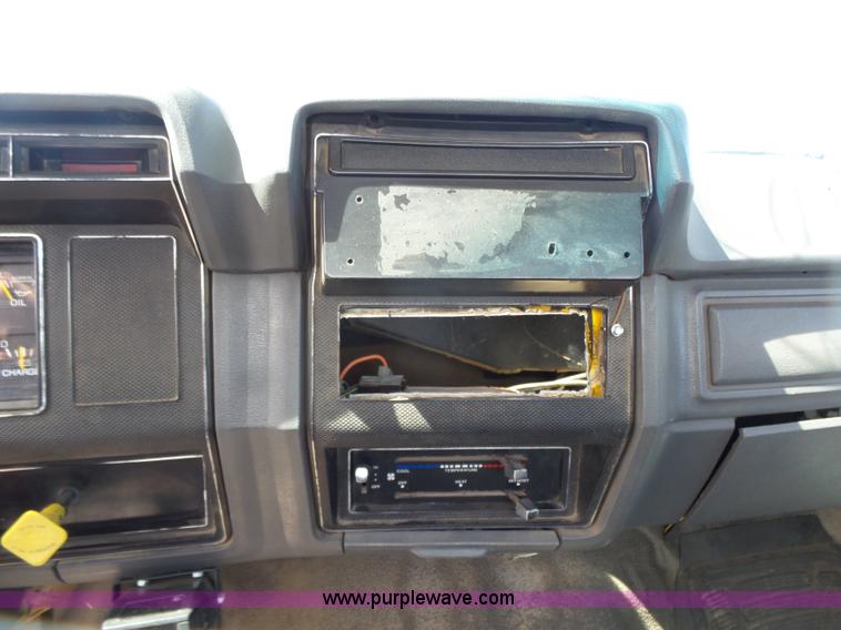 image for item L7348 1990 Ford F600 flatbed truck