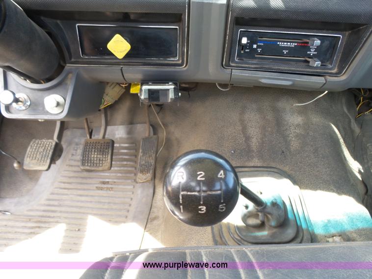 image for item L7348 1990 Ford F600 flatbed truck