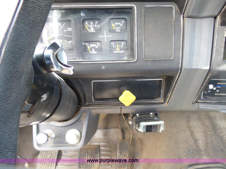 image for item L7348 1990 Ford F600 flatbed truck