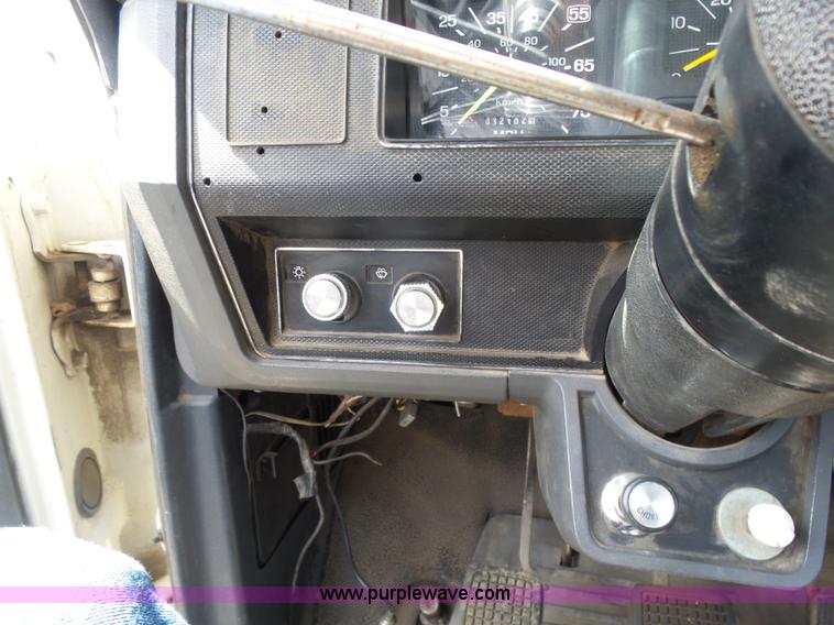 image for item L7348 1990 Ford F600 flatbed truck