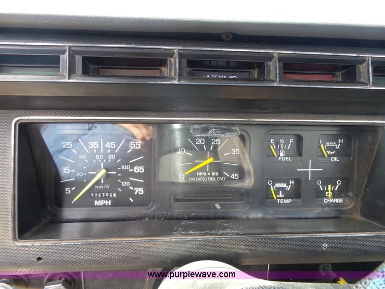 image for item L7348 1990 Ford F600 flatbed truck