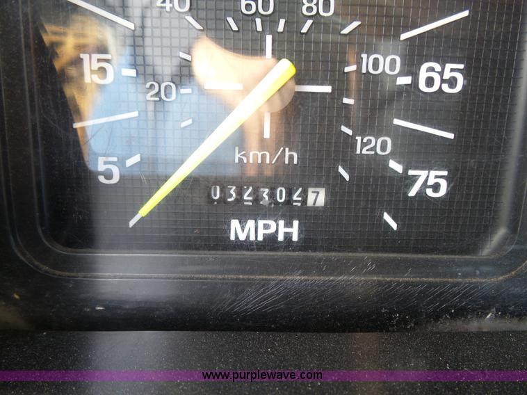 image for item L7348 1990 Ford F600 flatbed truck