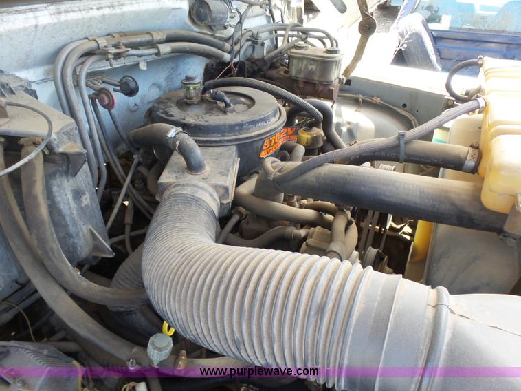 image for item L7348 1990 Ford F600 flatbed truck