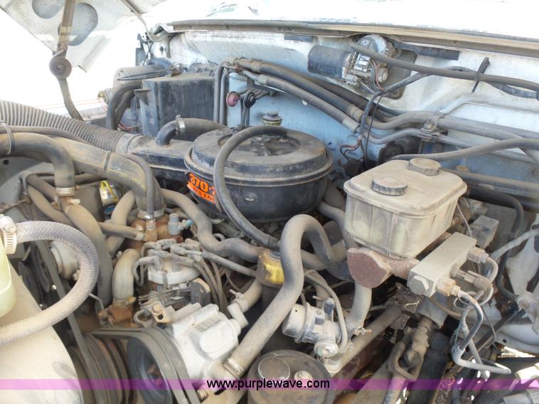 image for item L7348 1990 Ford F600 flatbed truck