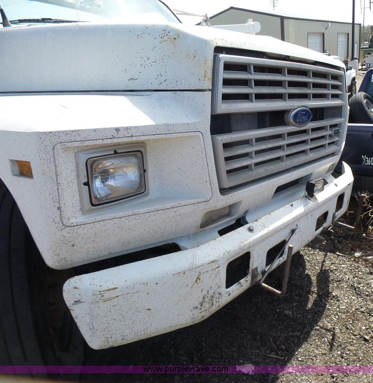 image for item L7348 1990 Ford F600 flatbed truck