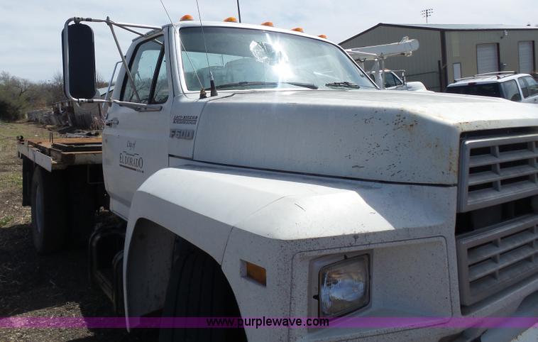 image for item L7348 1990 Ford F600 flatbed truck