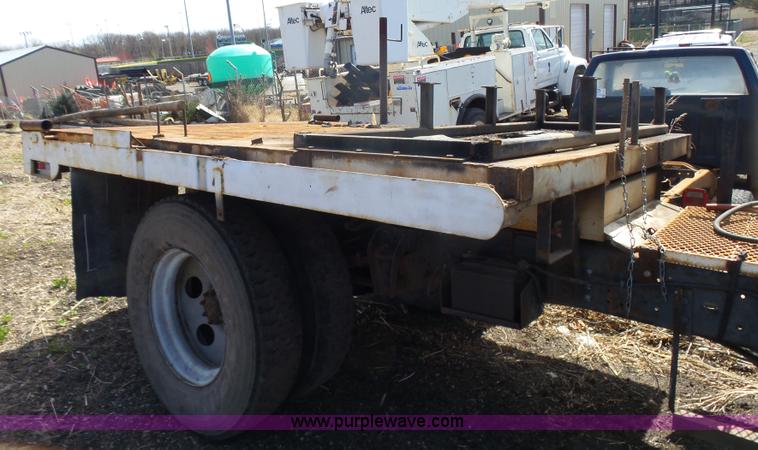 image for item L7348 1990 Ford F600 flatbed truck