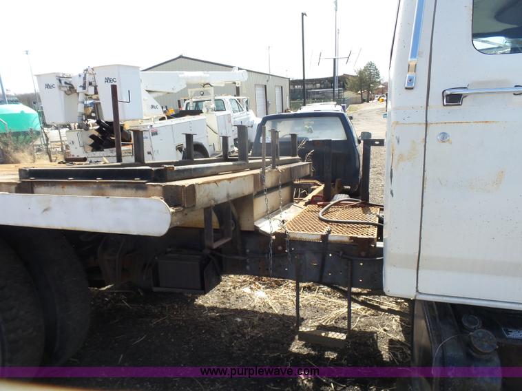image for item L7348 1990 Ford F600 flatbed truck