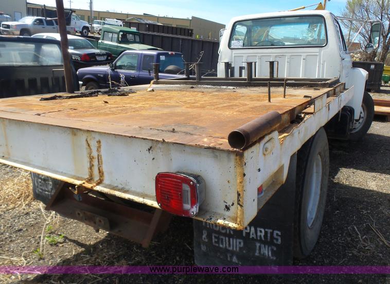 image for item L7348 1990 Ford F600 flatbed truck